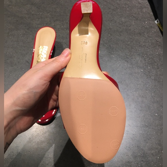 Brand new Ferragamo - vara bow slide sandal- size 6.5 - Picture 3 of 12